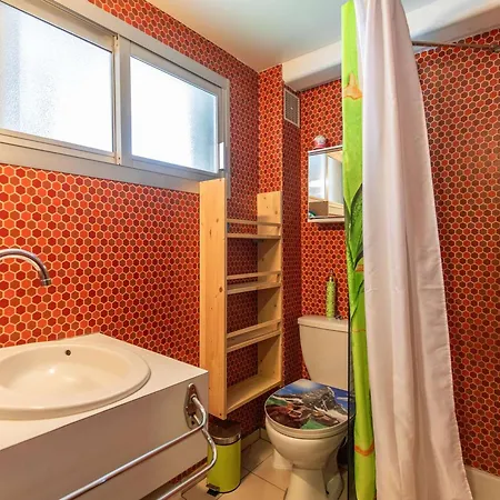 Mitoyen Avec Terrasse Et Parking A - Fr-1-401-294 *